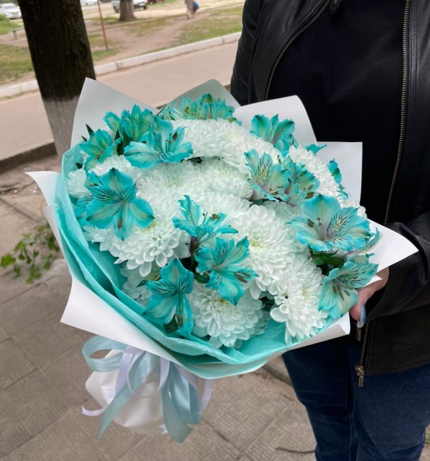 Букет с хризантемами и альстромериями