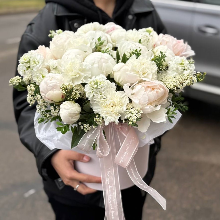 Нежно композиция в коробке с пионами