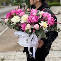 Композиция из розовых пионов в коробке