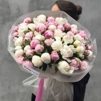 Букет из 51 нежного пиона в круглой матовой упаковке
