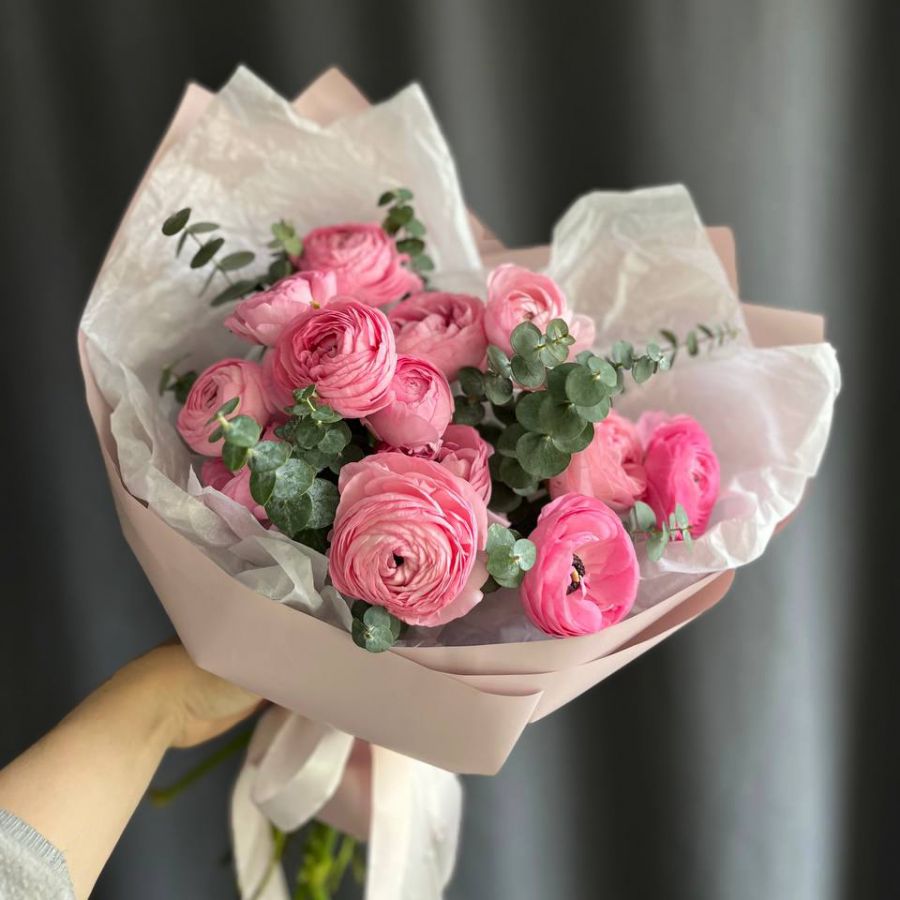 Ранункулюсы 15 шт с эвкалиптом