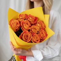 9 оранжевых роз в упаковке