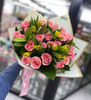 Букет из кенийской розы 40см с зеленью
