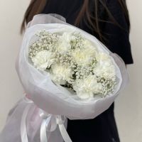 Нежный букет из диантусов и гипсофилы