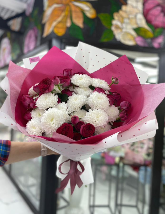Сборный букет из хризантемы алтай и кустовой розы