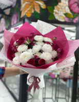 Сборный букет из хризантемы алтай и кустовой розы