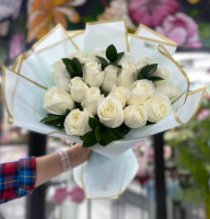 Букет из 21 белой  розы  proud 40 см