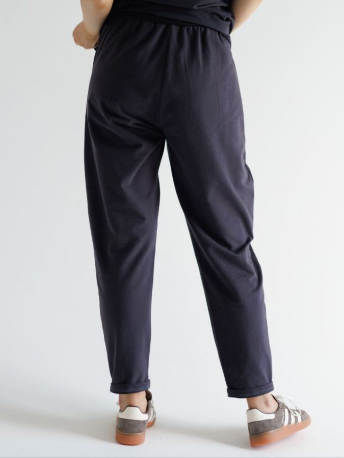 Брюки с защипами графит