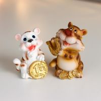 Фигурка полистоун «Тигрёнок с золотым рублём или подковой», 6.8?4.7?5.5 см, МИКС