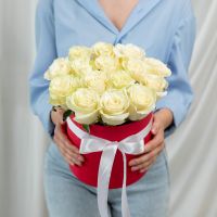Коробка 15 белых роз