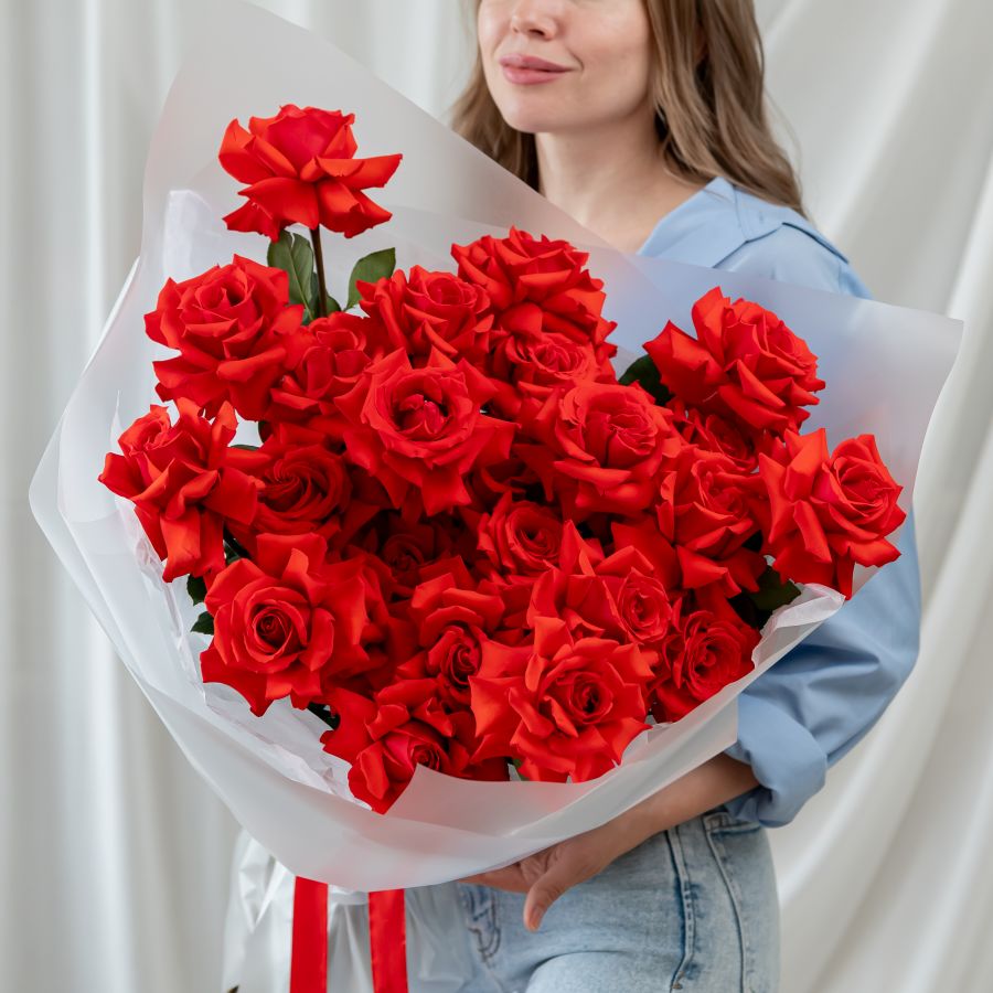 25 алых французских роз в упаковке