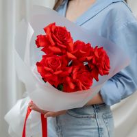 5 алых Французских роз в упаковке