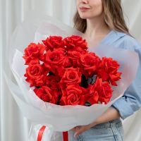 Букет из 15 алых французских роз в упаковке