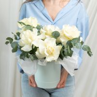 Коробка 5 вывернутых белых роз с эвкалиптом