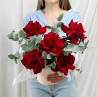 Коробка 5 вывернутых красных роз