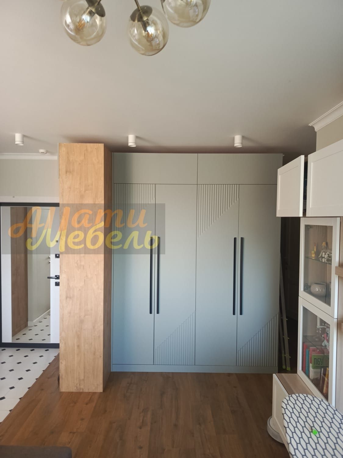 прихожая (отделяем зону от входной двери прихожей)