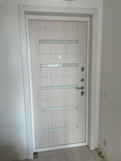 Входная дверь Лабиринт Лондон - 01 Сандал белый, стекло белое с терморазрывом