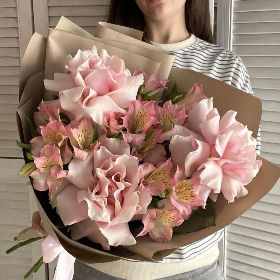 3 французских розы и альстромерии