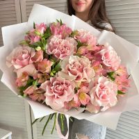 Большой букет из альстромерий и французских роз