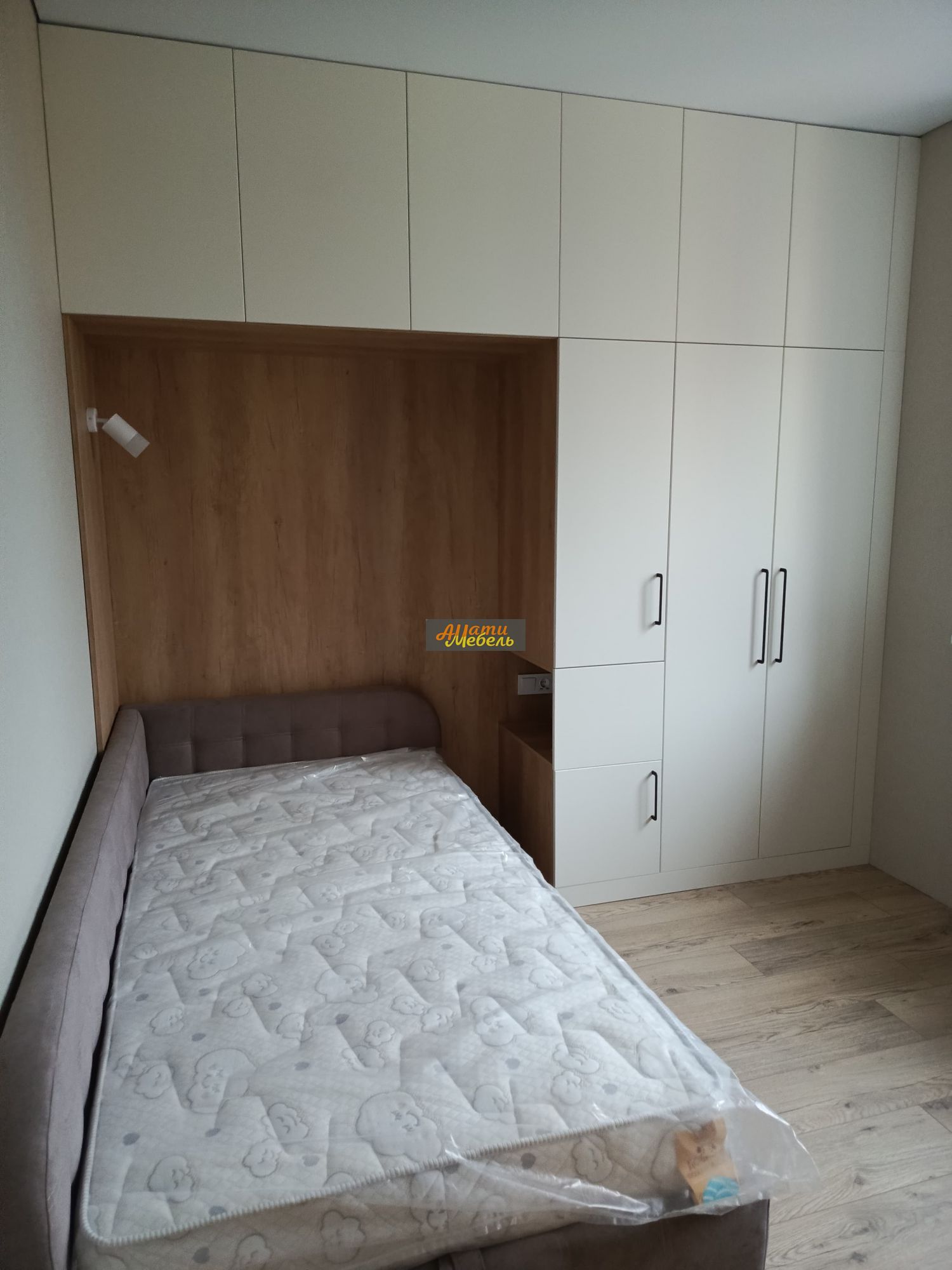 детская комната ,декор стены рейками