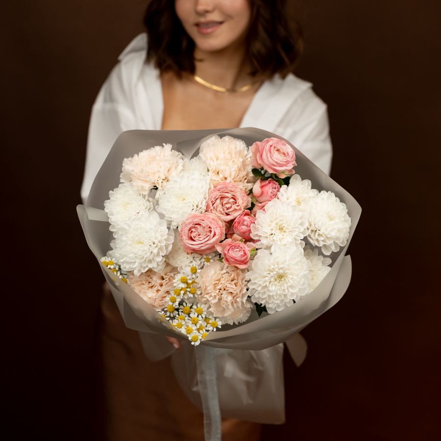 Сборный букет с хризантемой