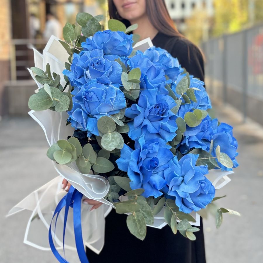 Голубые французские розы с эвкалиптом в упаковке