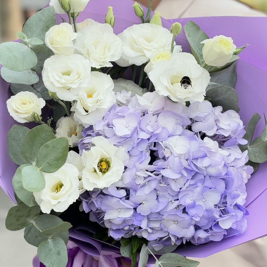 Букет с гортензией, эустомой и эвкалиптом