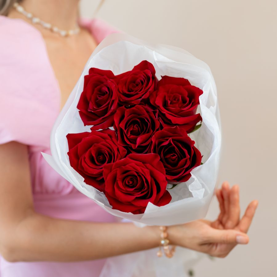 7 красных роз в упаковке (60см)