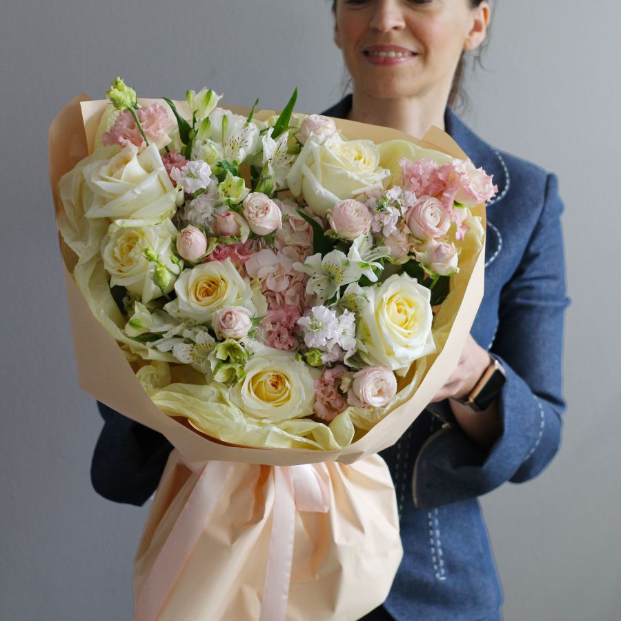 Нежный букет с пионовидными розами