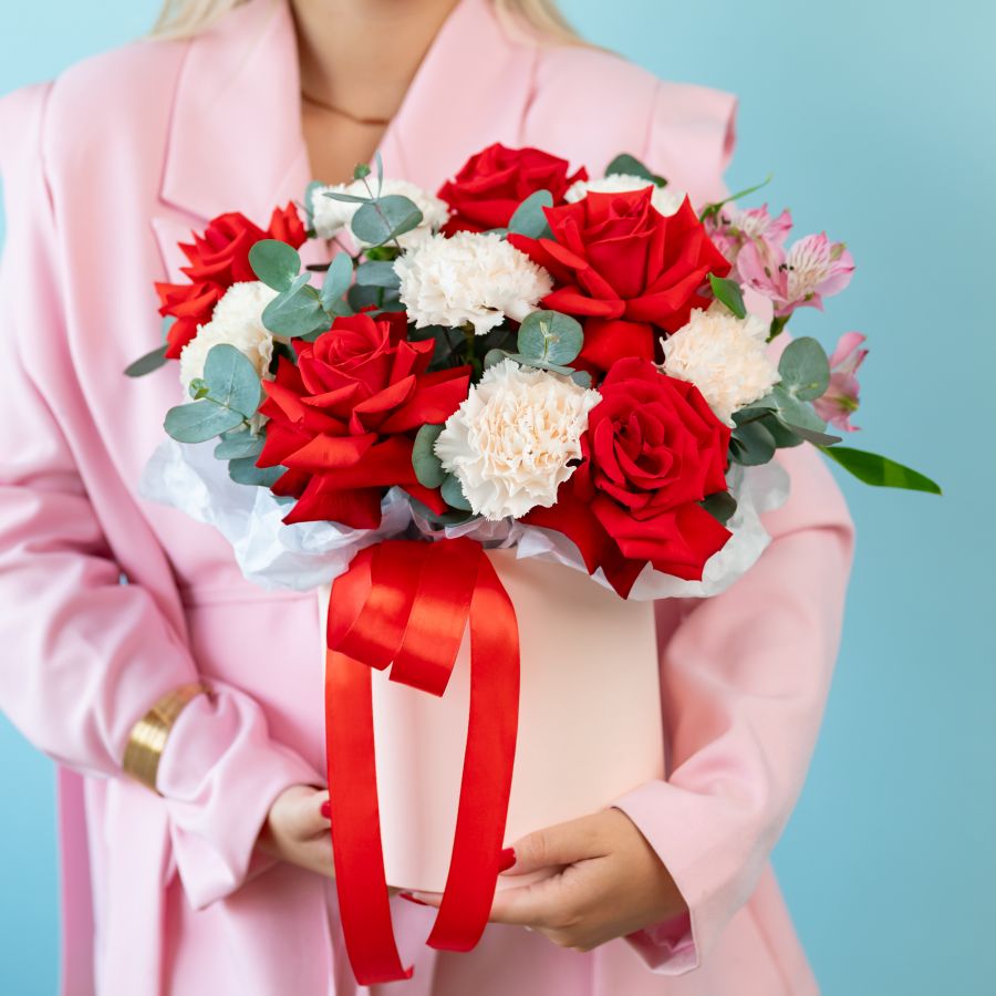 Яркая шляпная коробка с алыми французскими розами