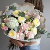 Букет с розой и гортензией