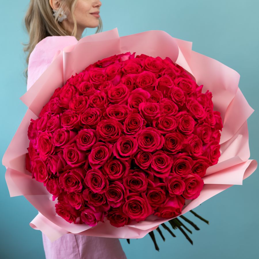 101 розовая роза в упаковке