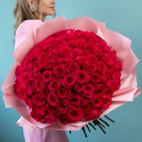 101 розовая роза в упаковке