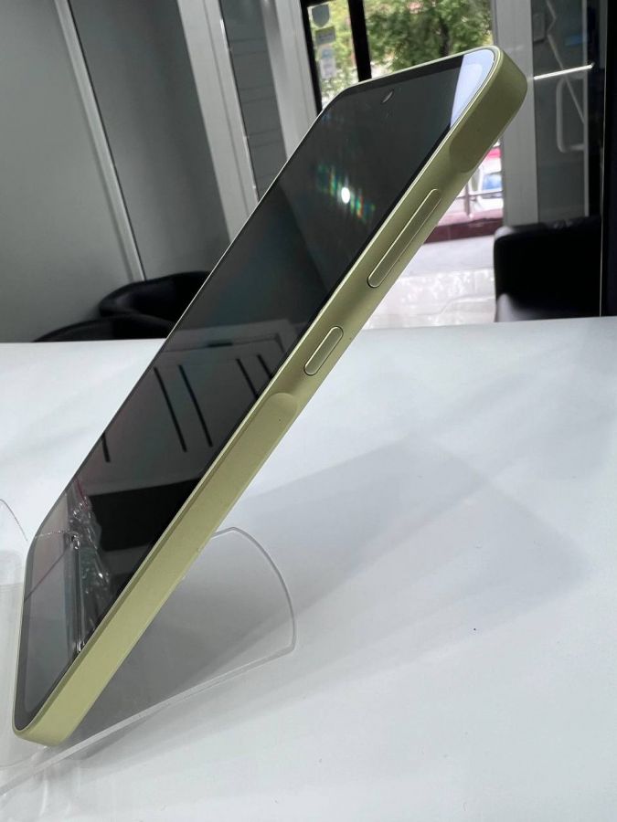 Samsung Galaxy A35 дисплей оригинал в рамке с разбора мелкие потертости желтая рамка