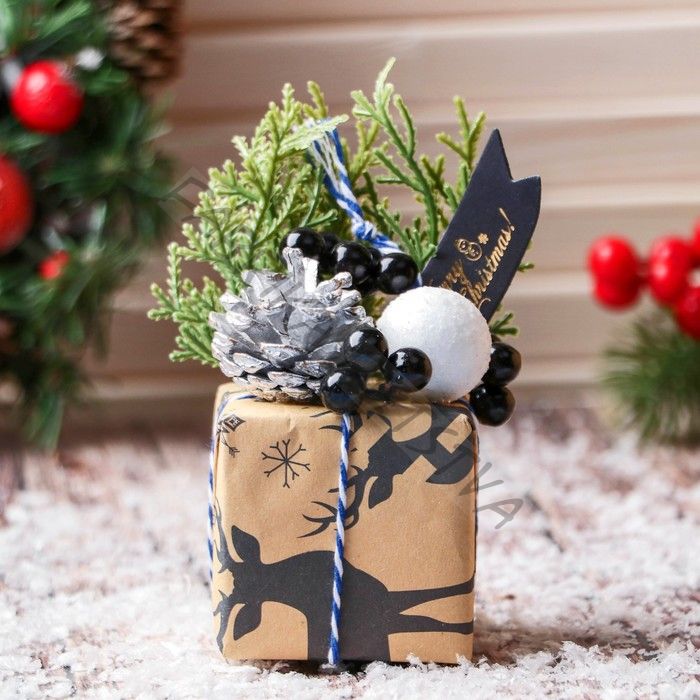 Ёлочная игрушка «Новогодний подарок» 9x11 см, бежевый