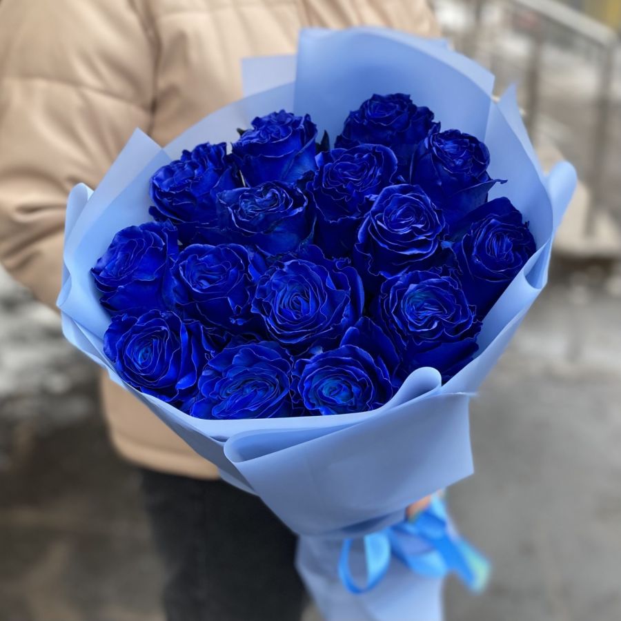 Синие розы в упаковке