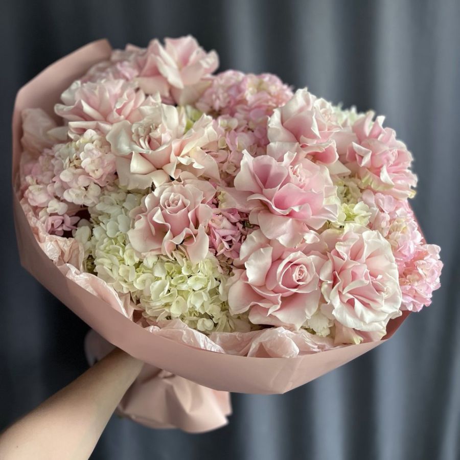 Большой букет из гортензий и французских роз