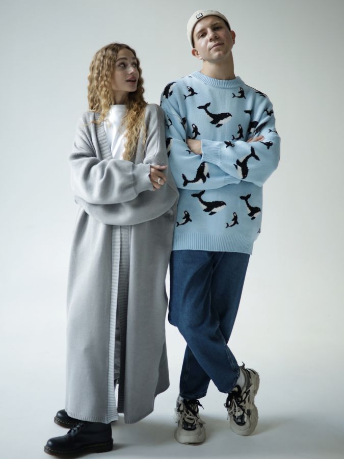 Свитер с китами голубой