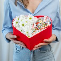 Сердце с ромашками и сладостями