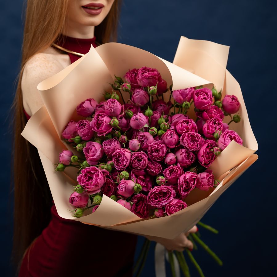 Букет из 15 кустовых пионовидных ярко-розовых роз