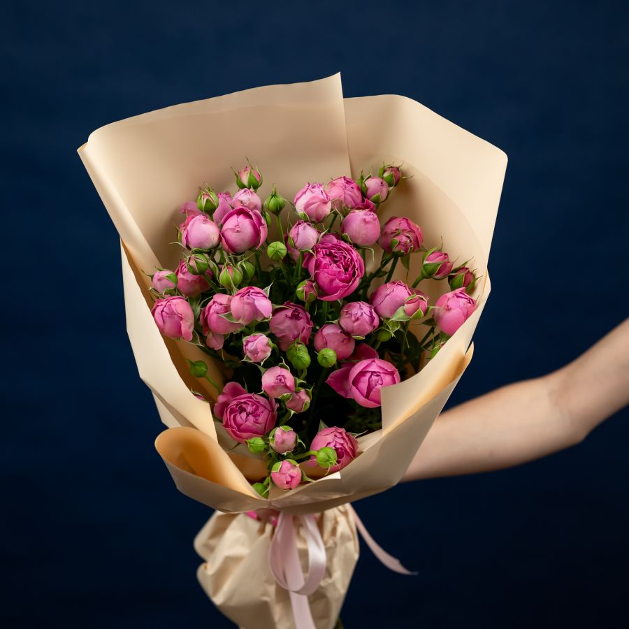 Букет из 5 пионовидных кустовых ярко-розовых роз