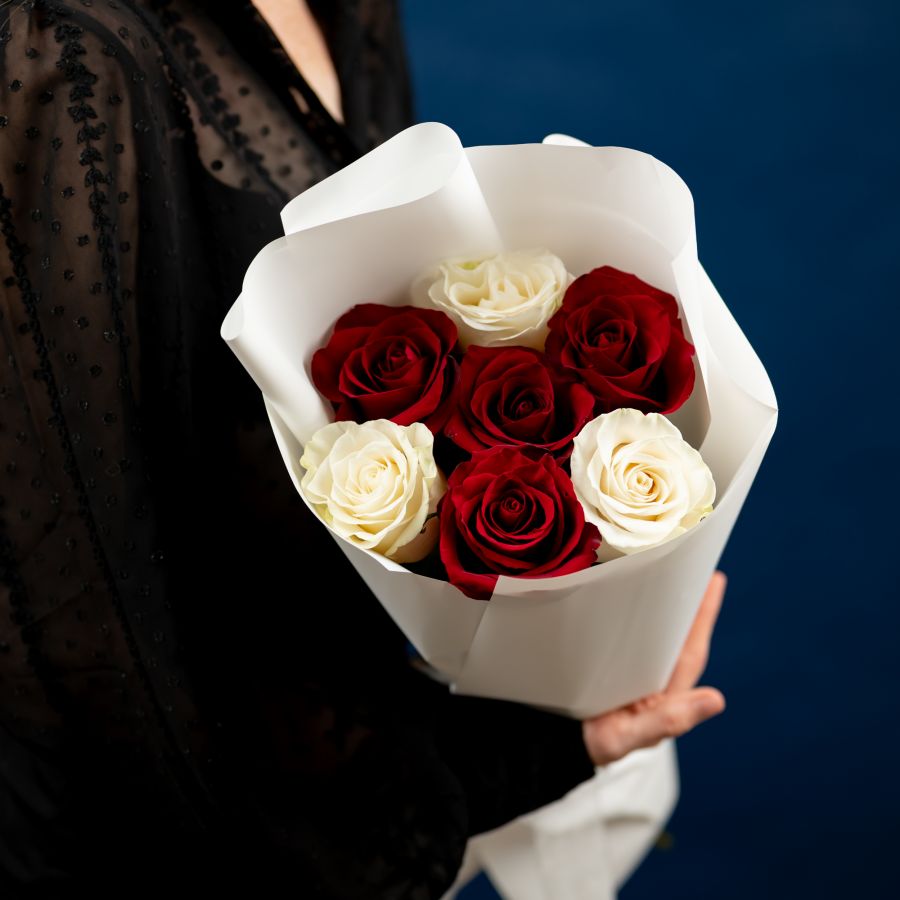 7 красных и белых роз (60см)