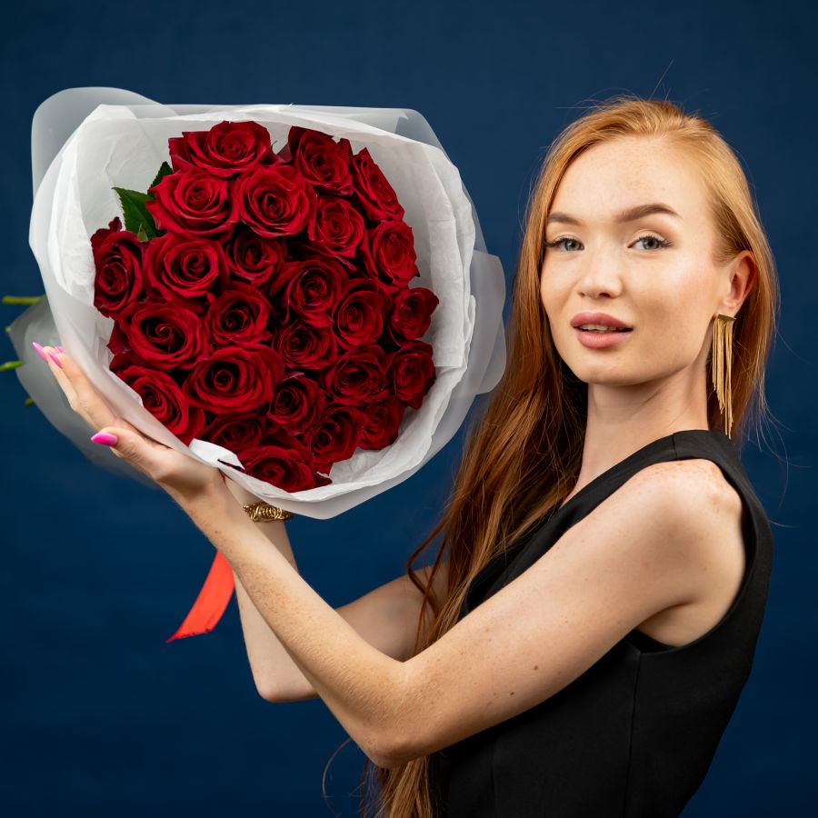 25 красных роз 60см эксплорер