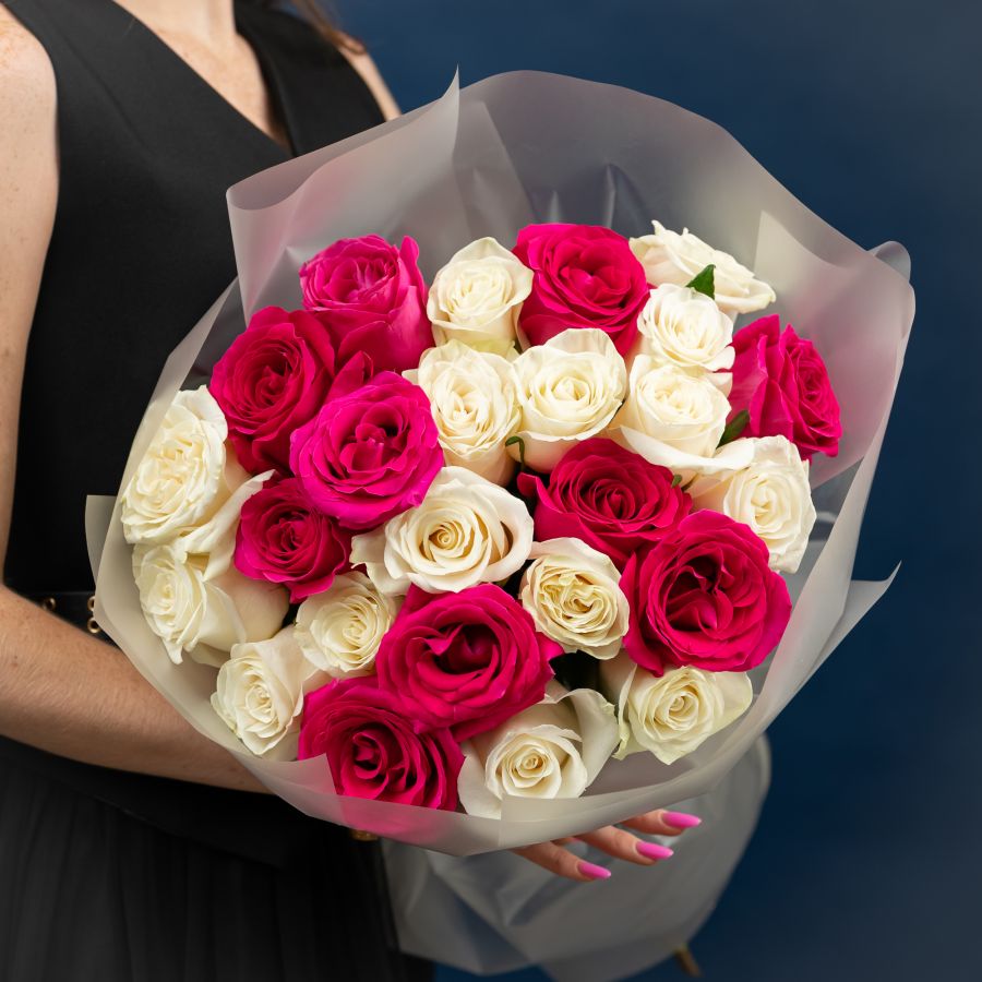 25 белых и розовых роз 60см