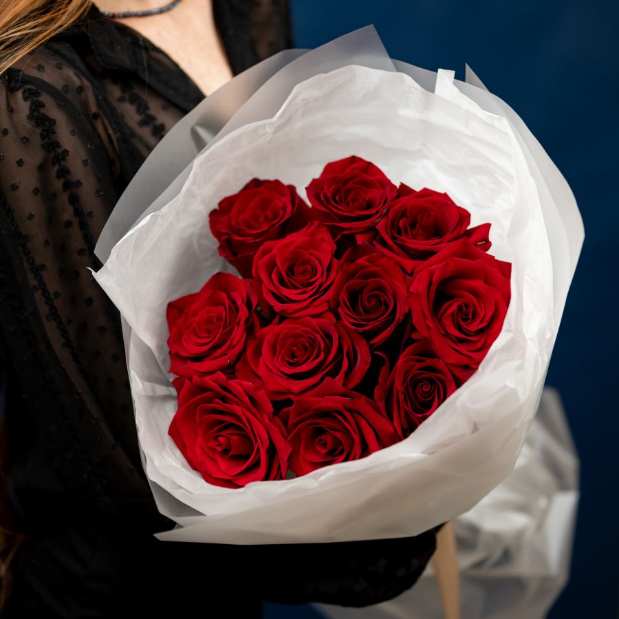11 красных роз 60см эксплорер