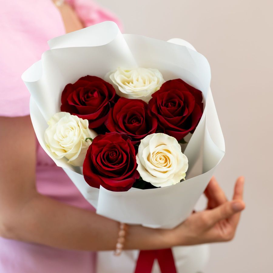 Красная и белая роза 60см от 7 шт