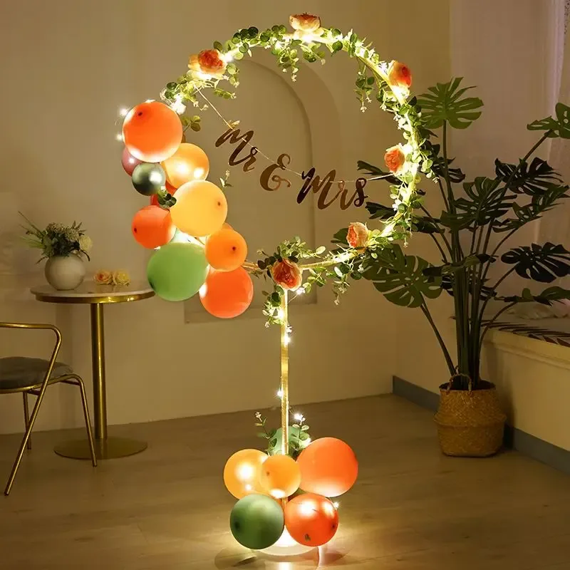 Светящаяся стойка на свадьбу с цветами из воздушных шаров