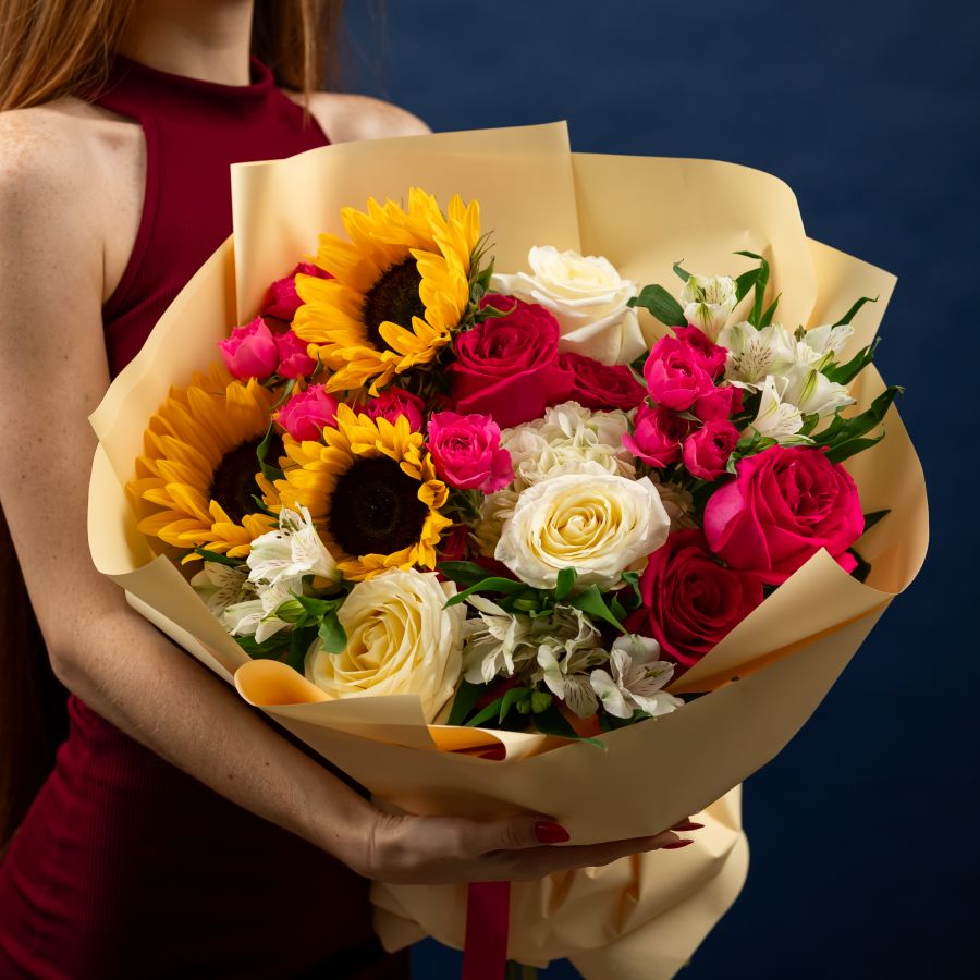 Сборный букет с подсолнухами