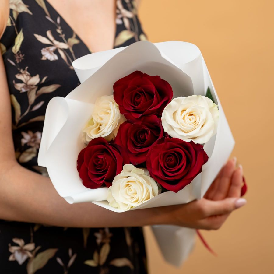 Красная и белая роза от 7 шт (60см)