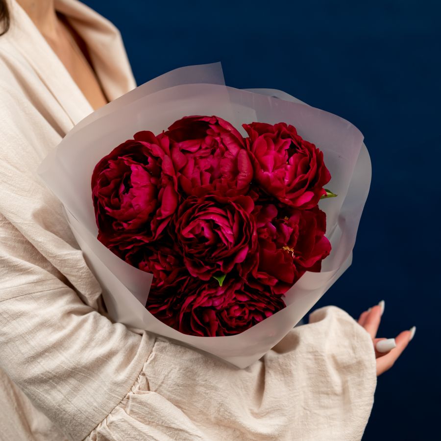 7 пионы красные